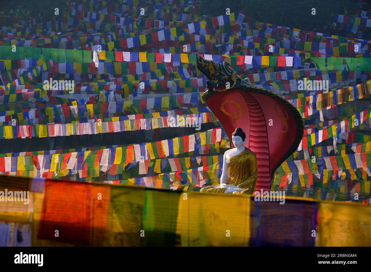 Indien, Bihar, Bodhgaya, UNESCO World Heriatge, Mahabodhi-Tempel, Gebetsflaggen und buddha-Statue Stockfoto