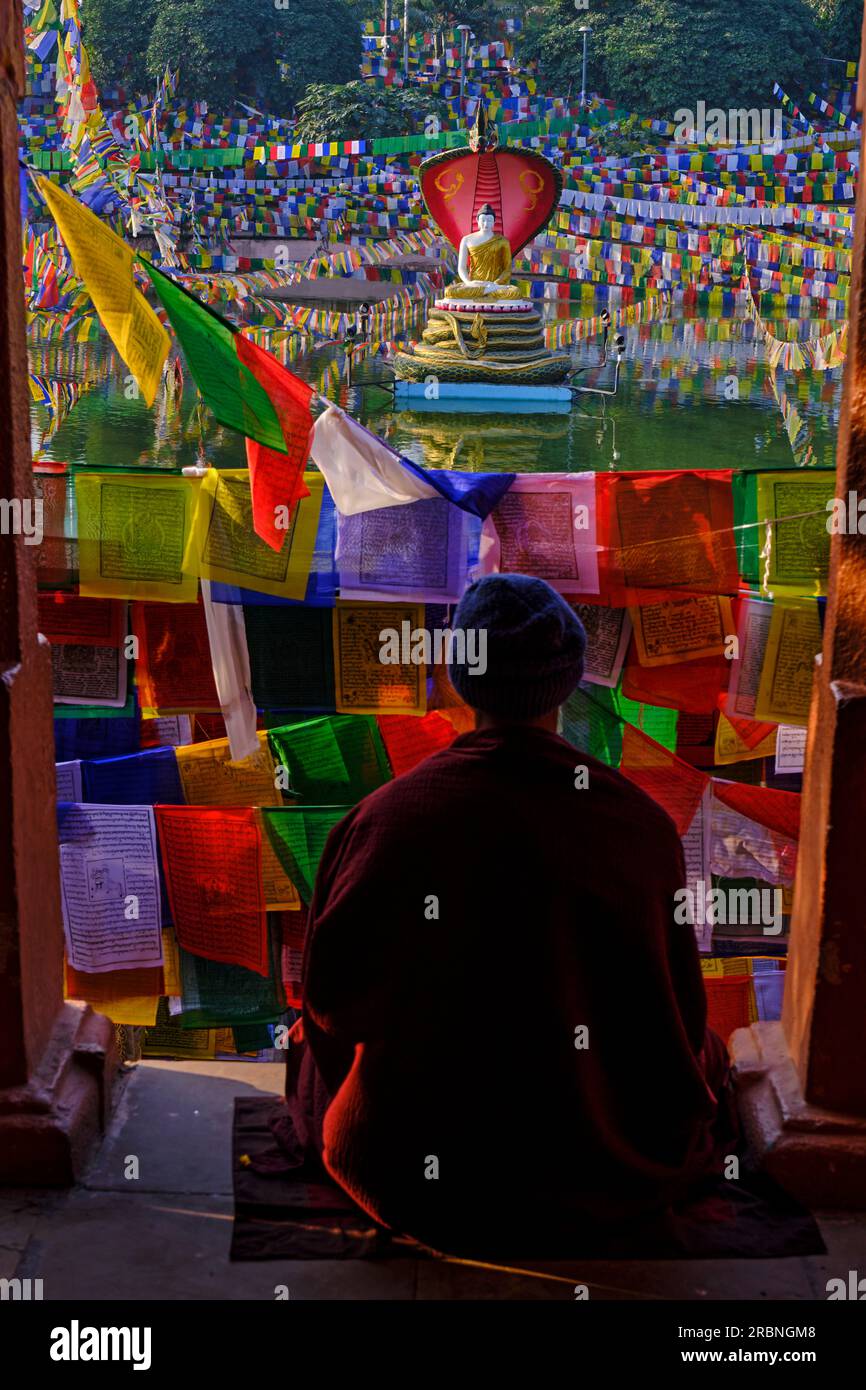 Indien, Bihar, Bodhgaya, UNESCO World Heriatge, Mahabodhi-Tempel, Gebetsflaggen und buddha-Statue Stockfoto