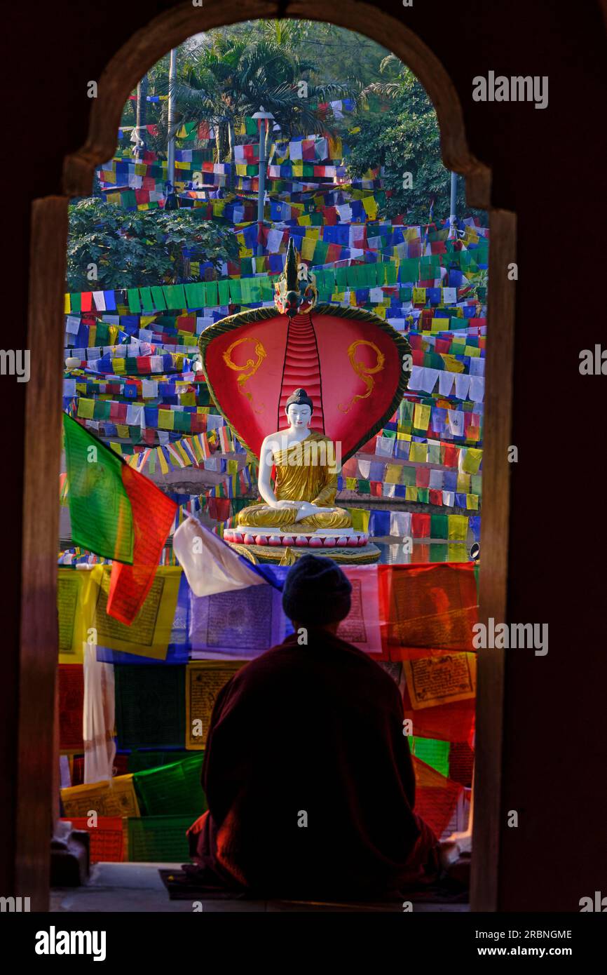 Indien, Bihar, Bodhgaya, UNESCO World Heriatge, Mahabodhi-Tempel, Gebetsflaggen und buddha-Statue Stockfoto