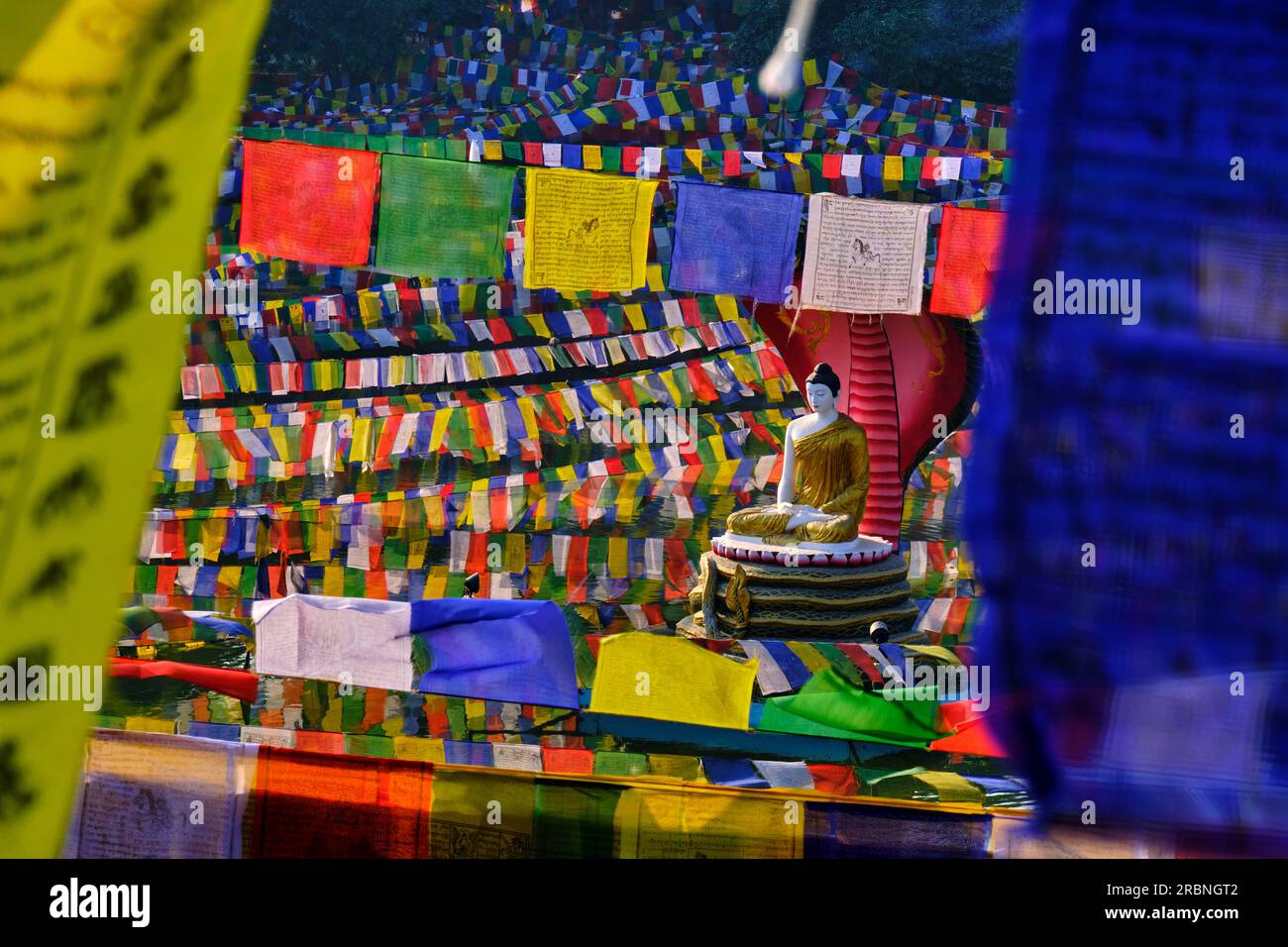 Indien, Bihar, Bodhgaya, UNESCO World Heriatge, Mahabodhi-Tempel, Gebetsflaggen und buddha-Statue Stockfoto