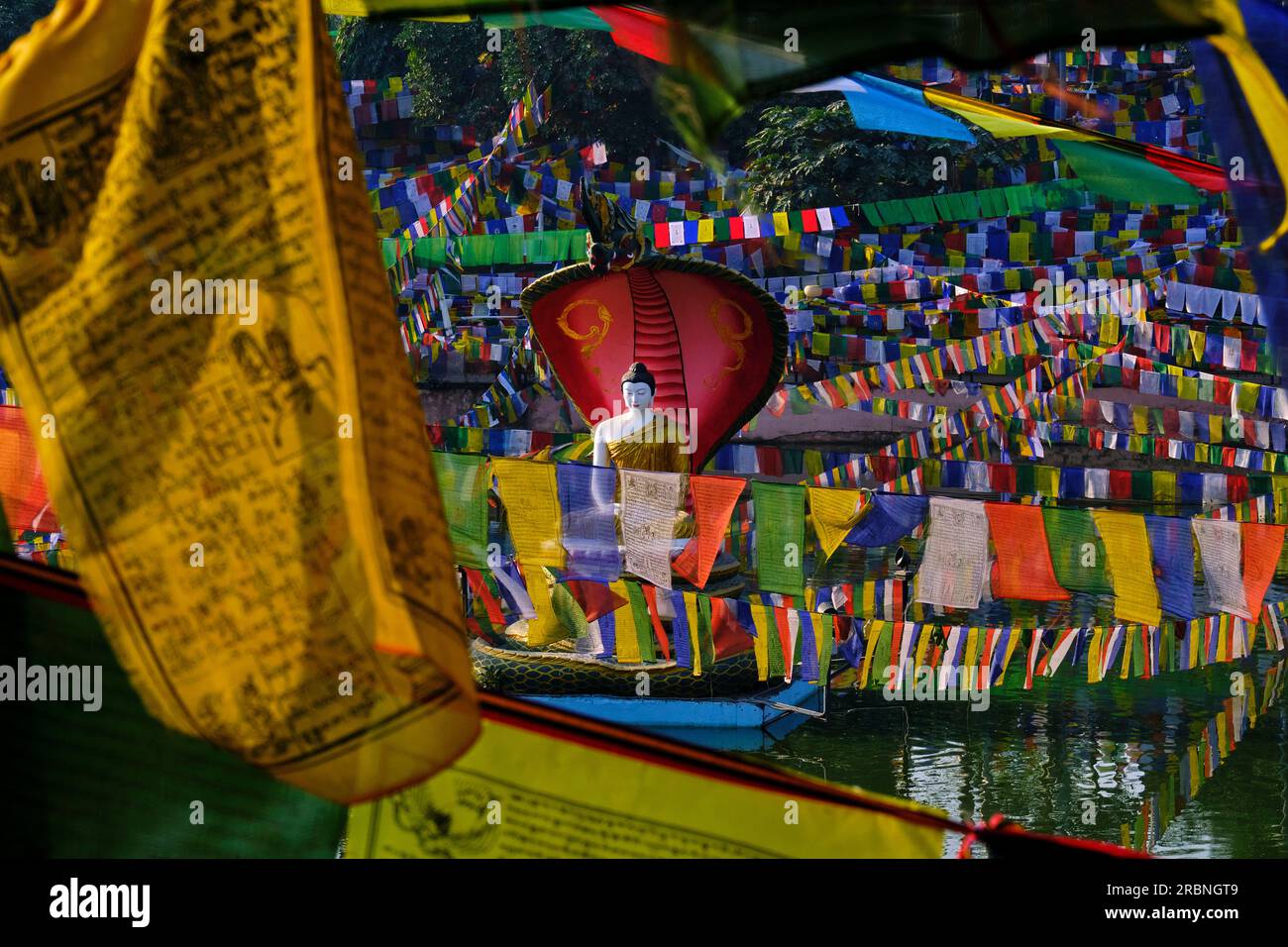 Indien, Bihar, Bodhgaya, UNESCO World Heriatge, Mahabodhi-Tempel, Gebetsflaggen und buddha-Statue Stockfoto