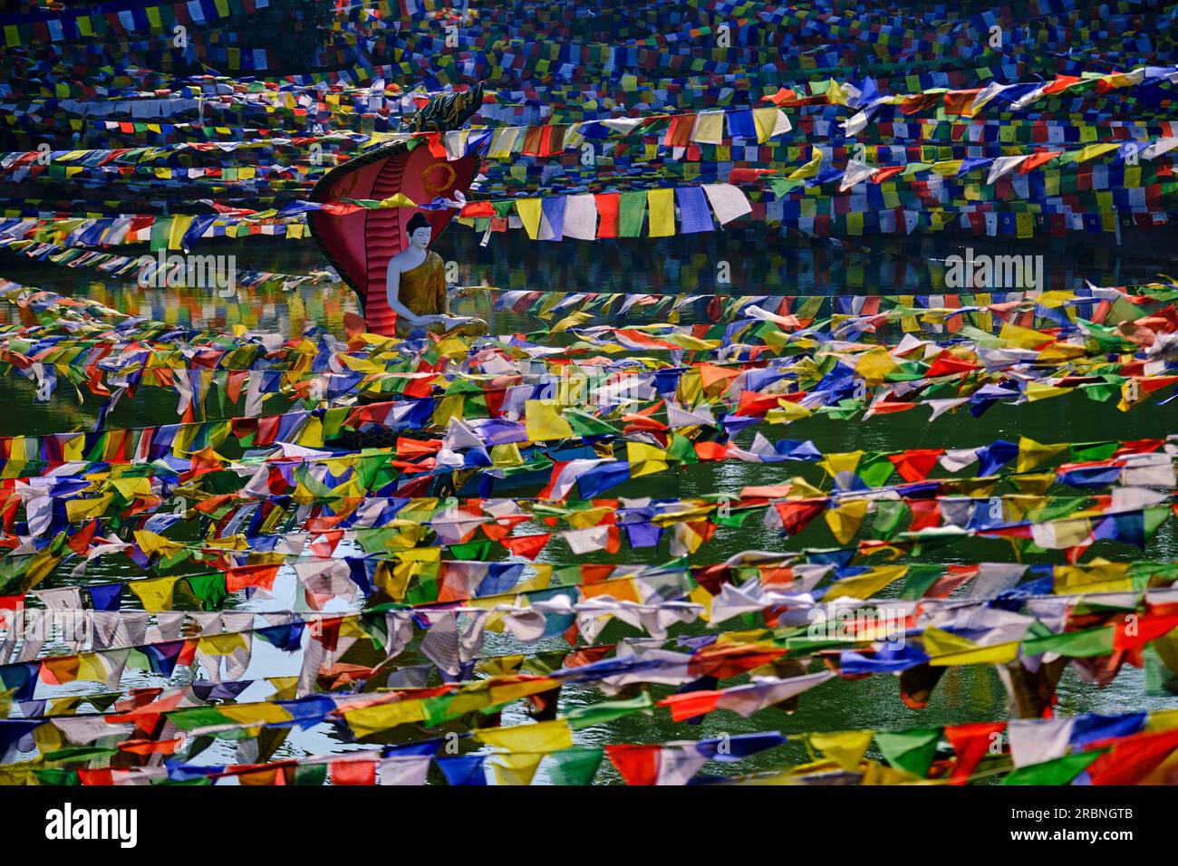 Indien, Bihar, Bodhgaya, UNESCO World Heriatge, Mahabodhi-Tempel, Gebetsflaggen und buddha-Statue Stockfoto