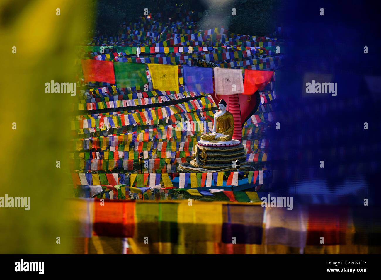 Indien, Bihar, Bodhgaya, UNESCO World Heriatge, Mahabodhi-Tempel, Gebetsflaggen und buddha-Statue Stockfoto