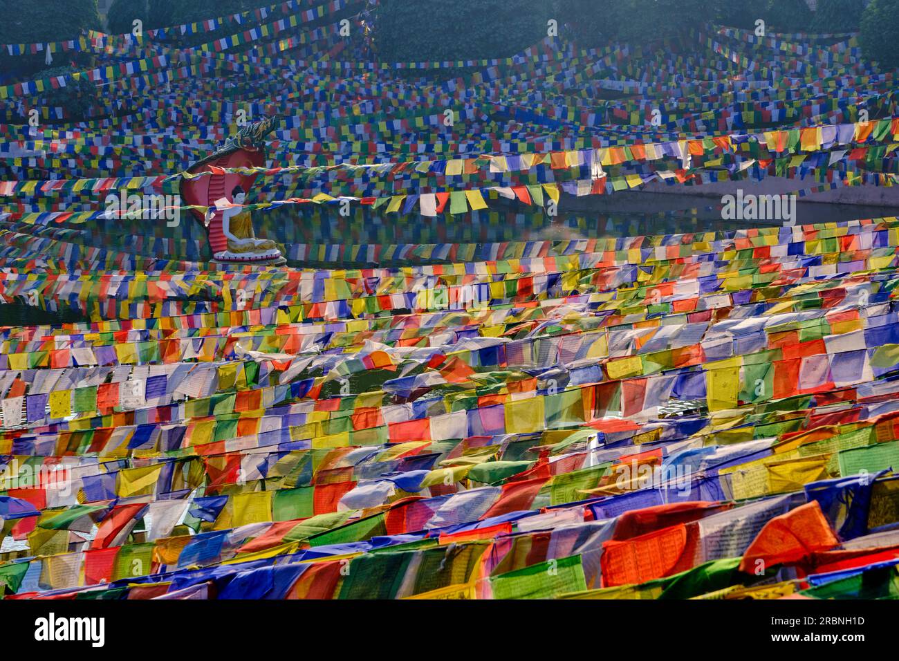 Indien, Bihar, Bodhgaya, UNESCO World Heriatge, Mahabodhi-Tempel, Gebetsflaggen und buddha-Statue Stockfoto