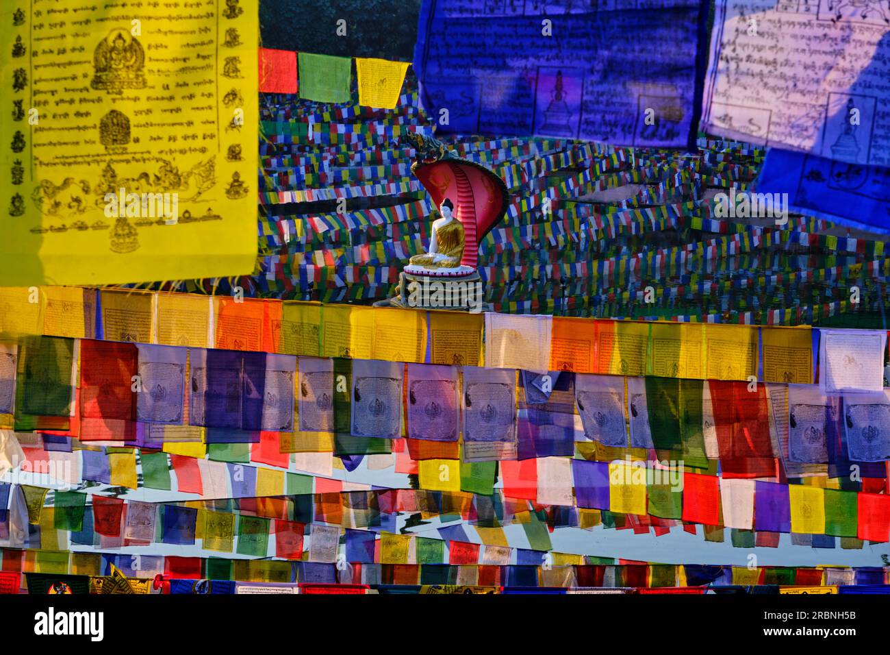 Indien, Bihar, Bodhgaya, UNESCO World Heriatge, Mahabodhi-Tempel, Gebetsflaggen und buddha-Statue Stockfoto