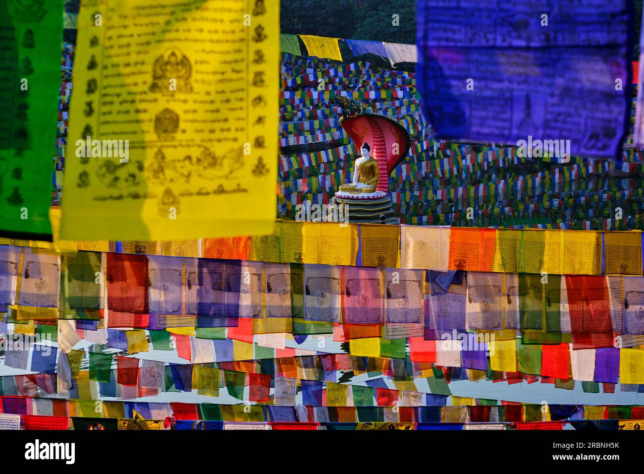 Indien, Bihar, Bodhgaya, UNESCO World Heriatge, Mahabodhi-Tempel, Gebetsflaggen und buddha-Statue Stockfoto