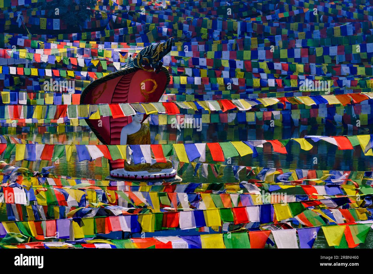 Indien, Bihar, Bodhgaya, UNESCO World Heriatge, Mahabodhi-Tempel, Gebetsflaggen und buddha-Statue Stockfoto