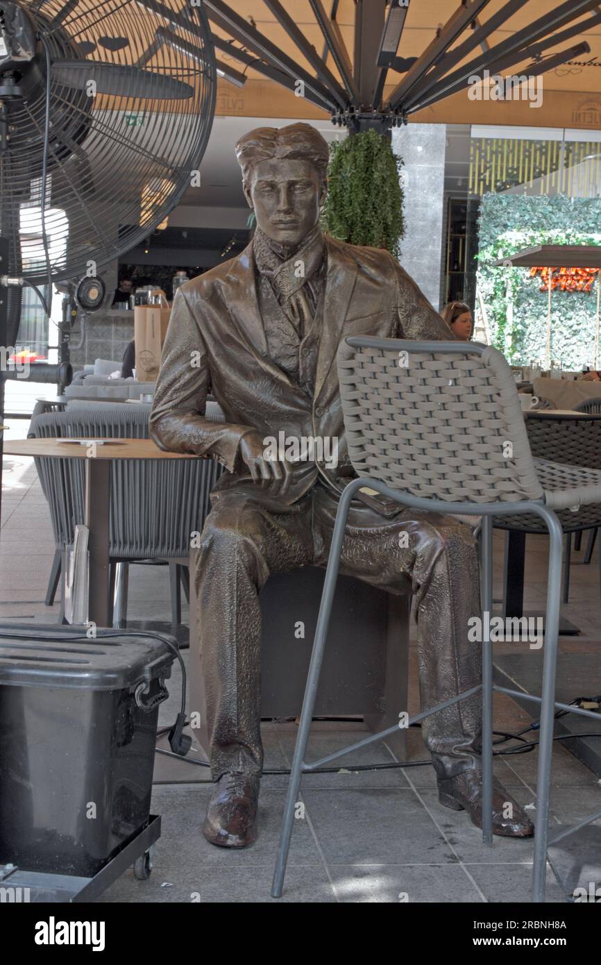 ZAGREB, KROATIEN - 3. JULI 2023: Kaffee mit Nikola Tesla, Skulptur von Nikola Tesla, Erfinder, Maschinenbauingenieur und Futurist, geboren in Smiljan, Croa Stockfoto