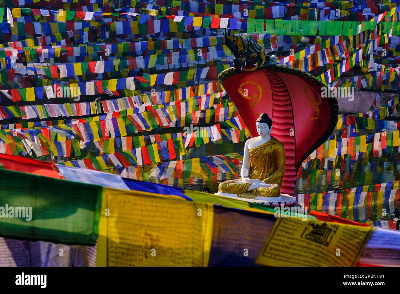 Indien, Bihar, Bodhgaya, UNESCO World Heriatge, Mahabodhi-Tempel, Gebetsflaggen und buddha-Statue Stockfoto