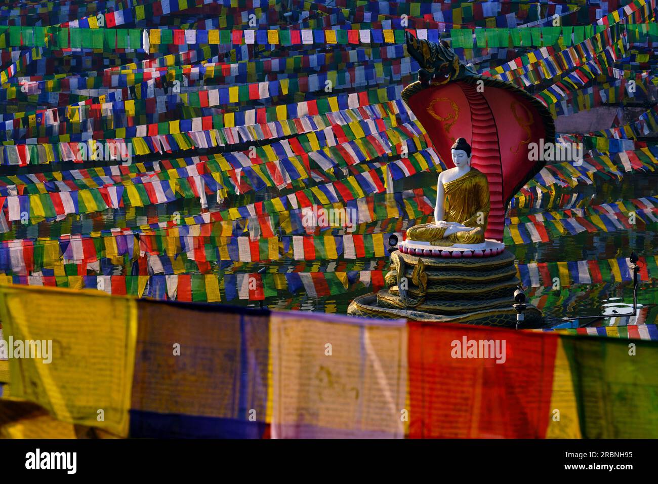 Indien, Bihar, Bodhgaya, UNESCO World Heriatge, Mahabodhi-Tempel, Gebetsflaggen und buddha-Statue Stockfoto