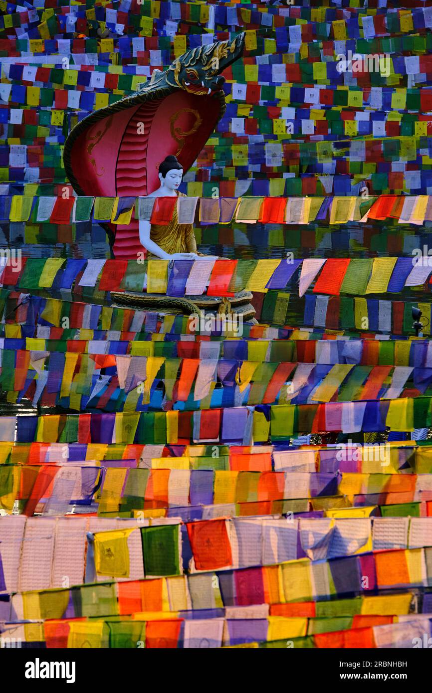 Indien, Bihar, Bodhgaya, UNESCO World Heriatge, Mahabodhi-Tempel, Gebetsflaggen und buddha-Statue Stockfoto