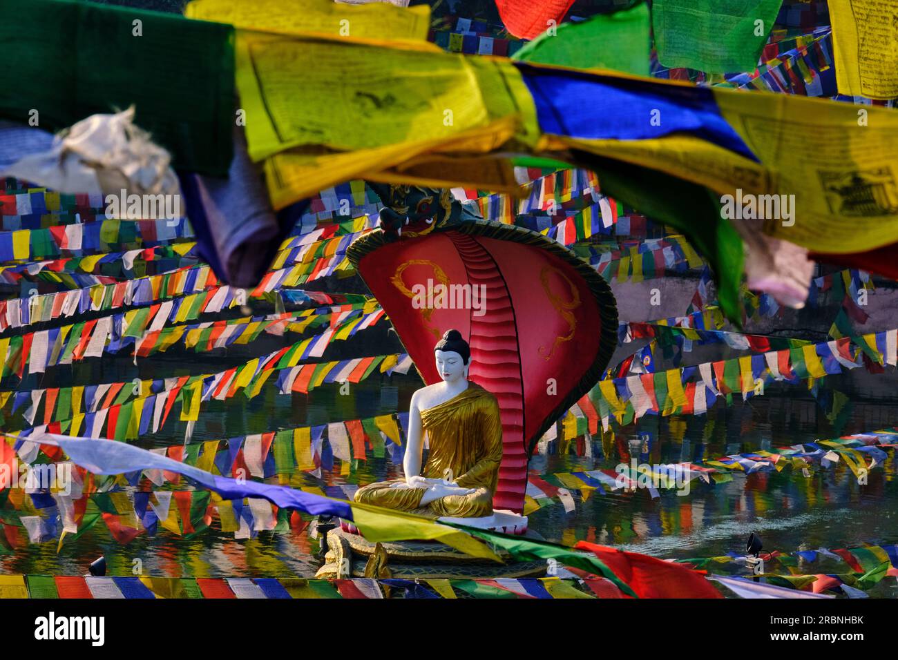 Indien, Bihar, Bodhgaya, UNESCO World Heriatge, Mahabodhi-Tempel, Gebetsflaggen und buddha-Statue Stockfoto