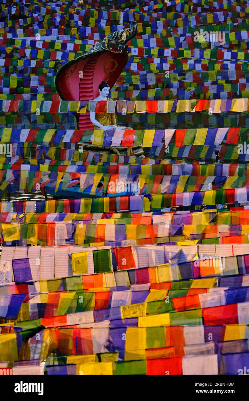 Indien, Bihar, Bodhgaya, UNESCO World Heriatge, Mahabodhi-Tempel, Gebetsflaggen und buddha-Statue Stockfoto