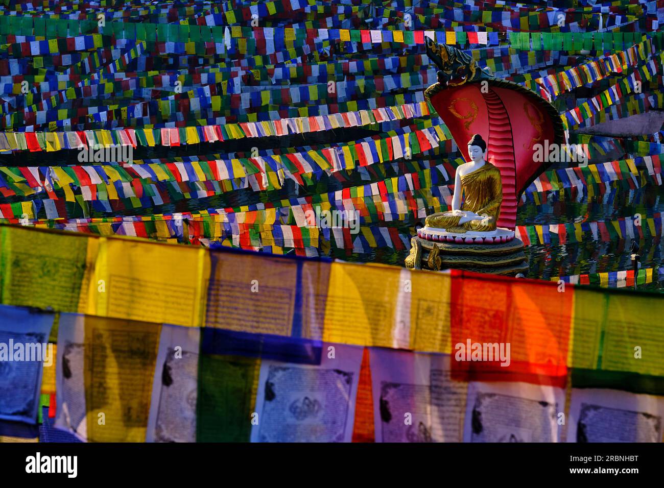 Indien, Bihar, Bodhgaya, UNESCO World Heriatge, Mahabodhi-Tempel, Gebetsflaggen und buddha-Statue Stockfoto