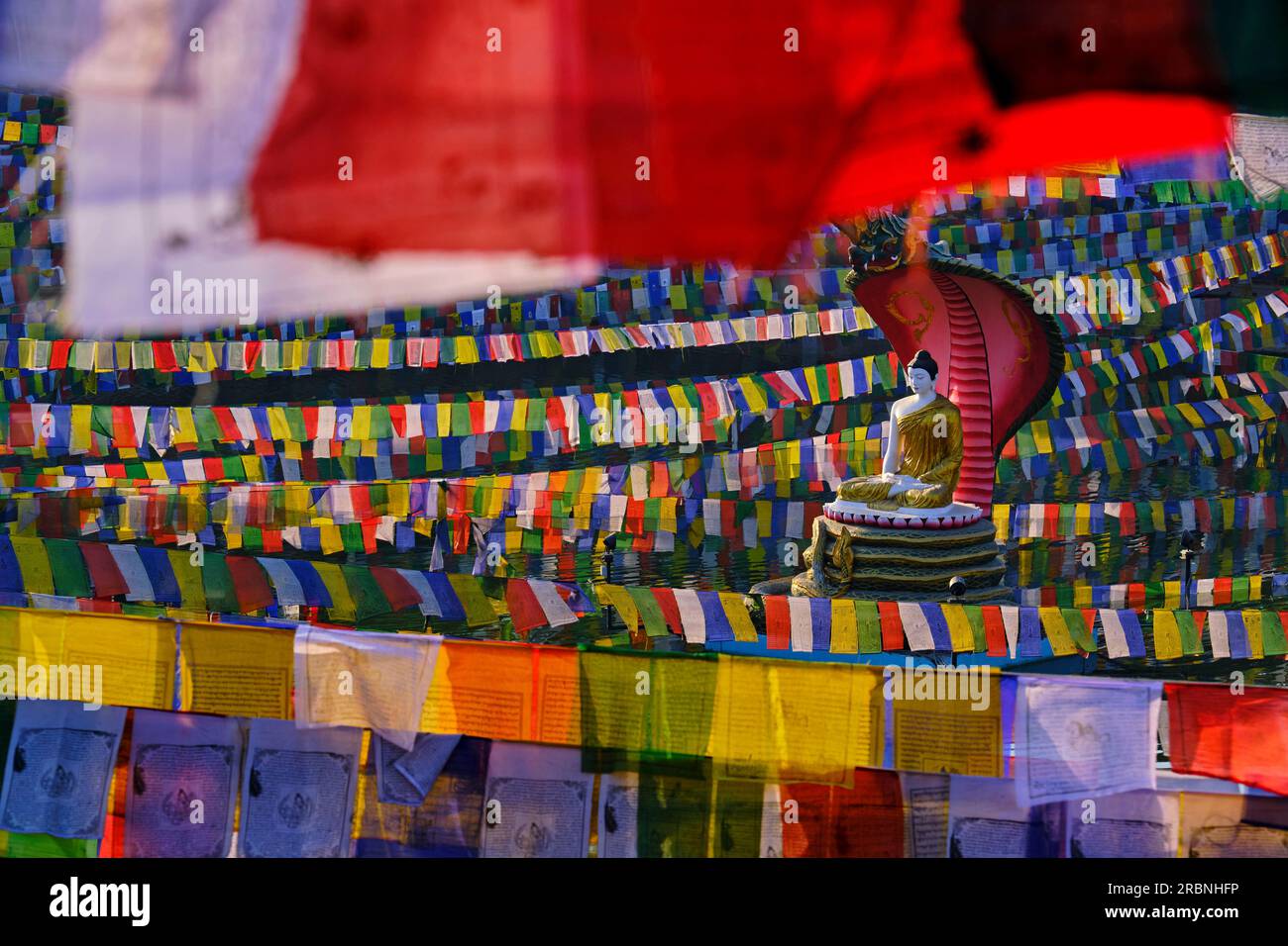 Indien, Bihar, Bodhgaya, UNESCO World Heriatge, Mahabodhi-Tempel, Gebetsflaggen und buddha-Statue Stockfoto