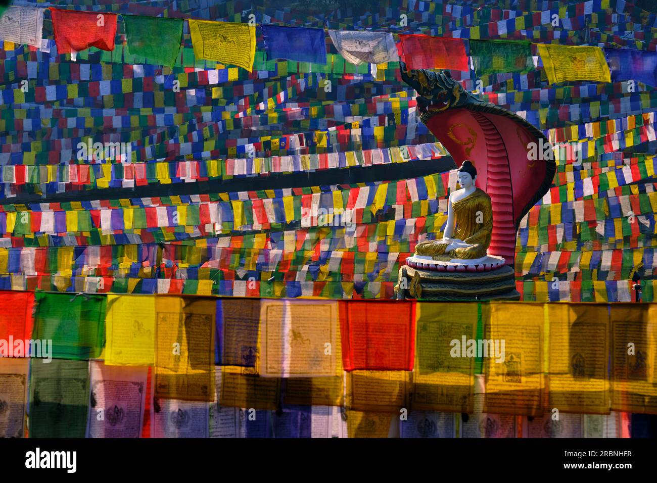 Indien, Bihar, Bodhgaya, UNESCO World Heriatge, Mahabodhi-Tempel, Gebetsflaggen und buddha-Statue Stockfoto