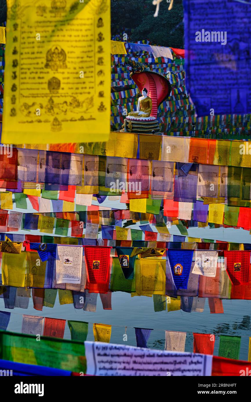 Indien, Bihar, Bodhgaya, UNESCO World Heriatge, Mahabodhi-Tempel, Gebetsflaggen und buddha-Statue Stockfoto