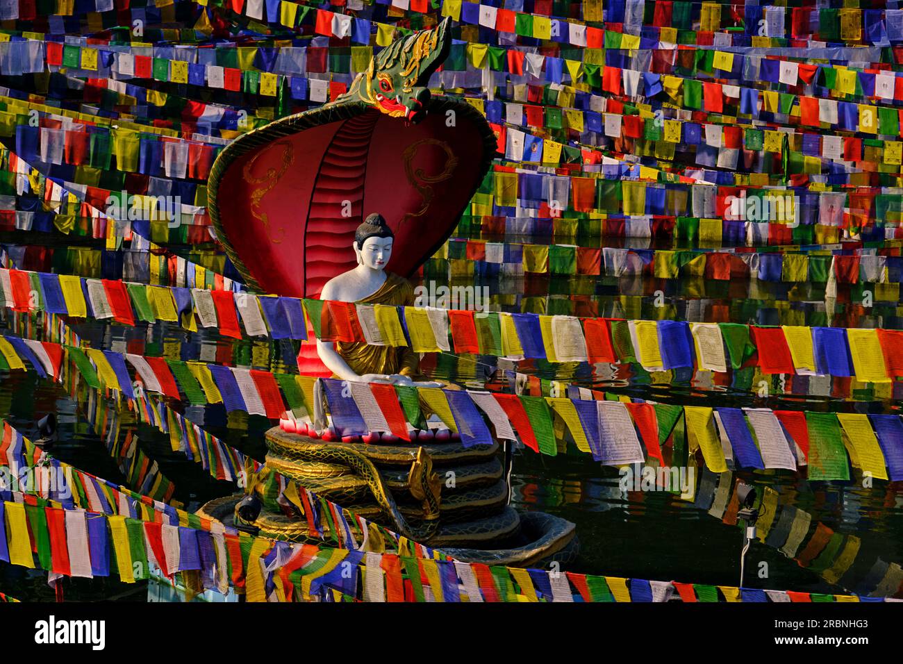 Indien, Bihar, Bodhgaya, UNESCO World Heriatge, Mahabodhi-Tempel, Gebetsflaggen und buddha-Statue Stockfoto