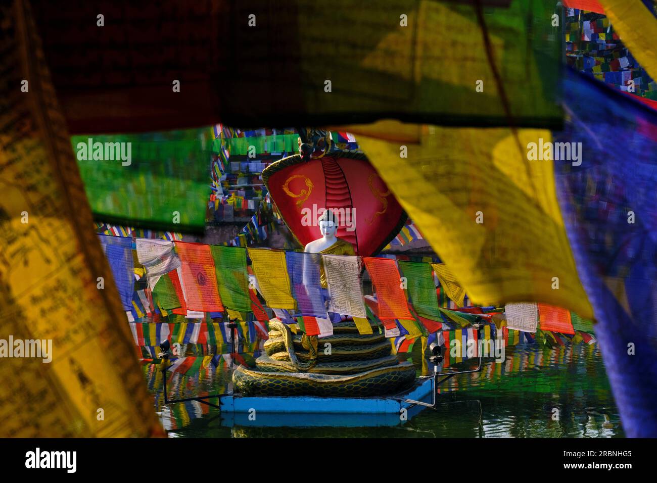 Indien, Bihar, Bodhgaya, UNESCO World Heriatge, Mahabodhi-Tempel, Gebetsflaggen und buddha-Statue Stockfoto