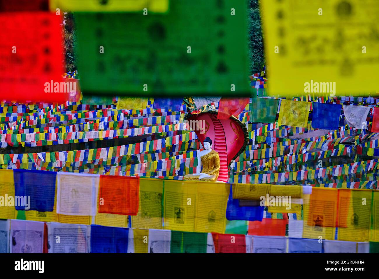 Indien, Bihar, Bodhgaya, UNESCO World Heriatge, Mahabodhi-Tempel, Gebetsflaggen und buddha-Statue Stockfoto