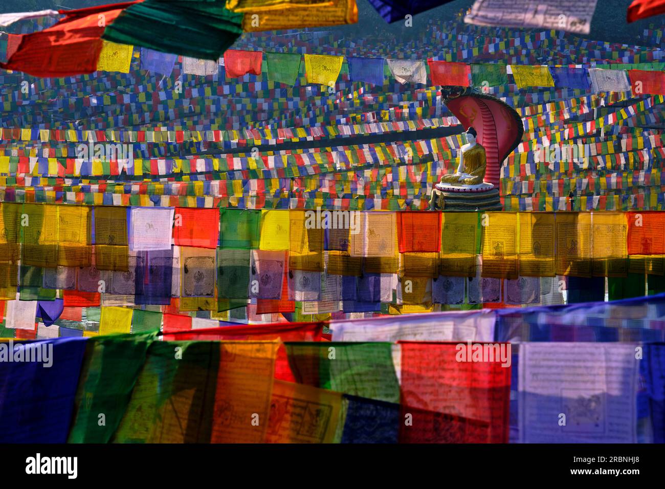 Indien, Bihar, Bodhgaya, UNESCO World Heriatge, Mahabodhi-Tempel, Gebetsflaggen und buddha-Statue Stockfoto