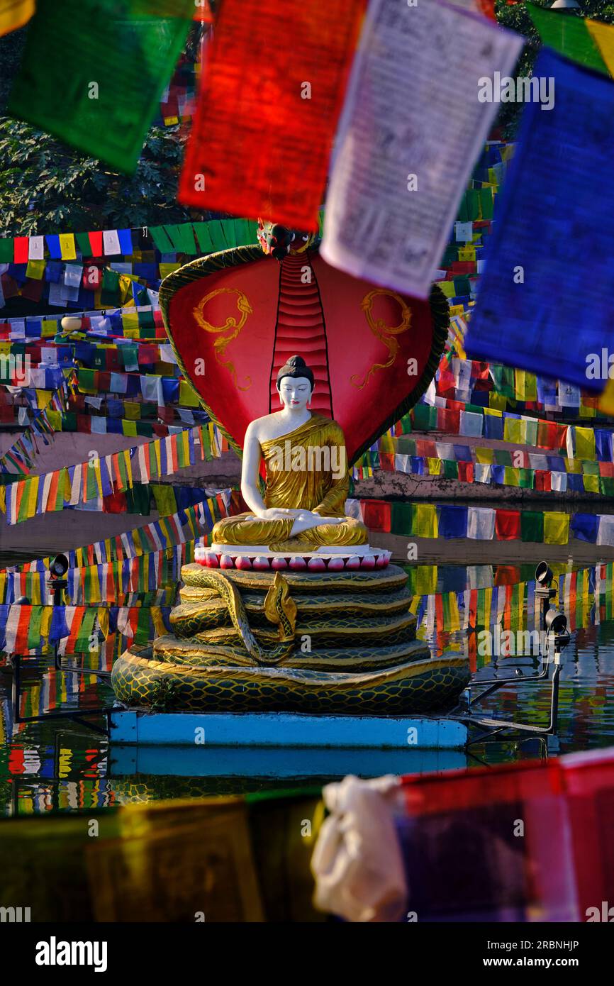 Indien, Bihar, Bodhgaya, UNESCO World Heriatge, Mahabodhi-Tempel, Gebetsflaggen und buddha-Statue Stockfoto