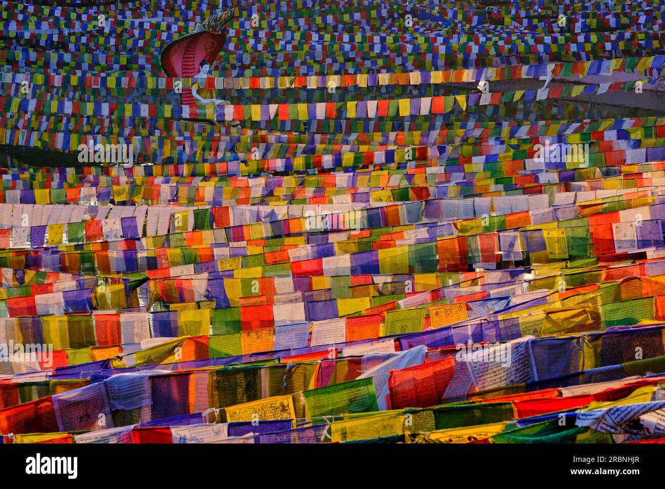 Indien, Bihar, Bodhgaya, UNESCO World Heriatge, Mahabodhi-Tempel, Gebetsflaggen und buddha-Statue Stockfoto