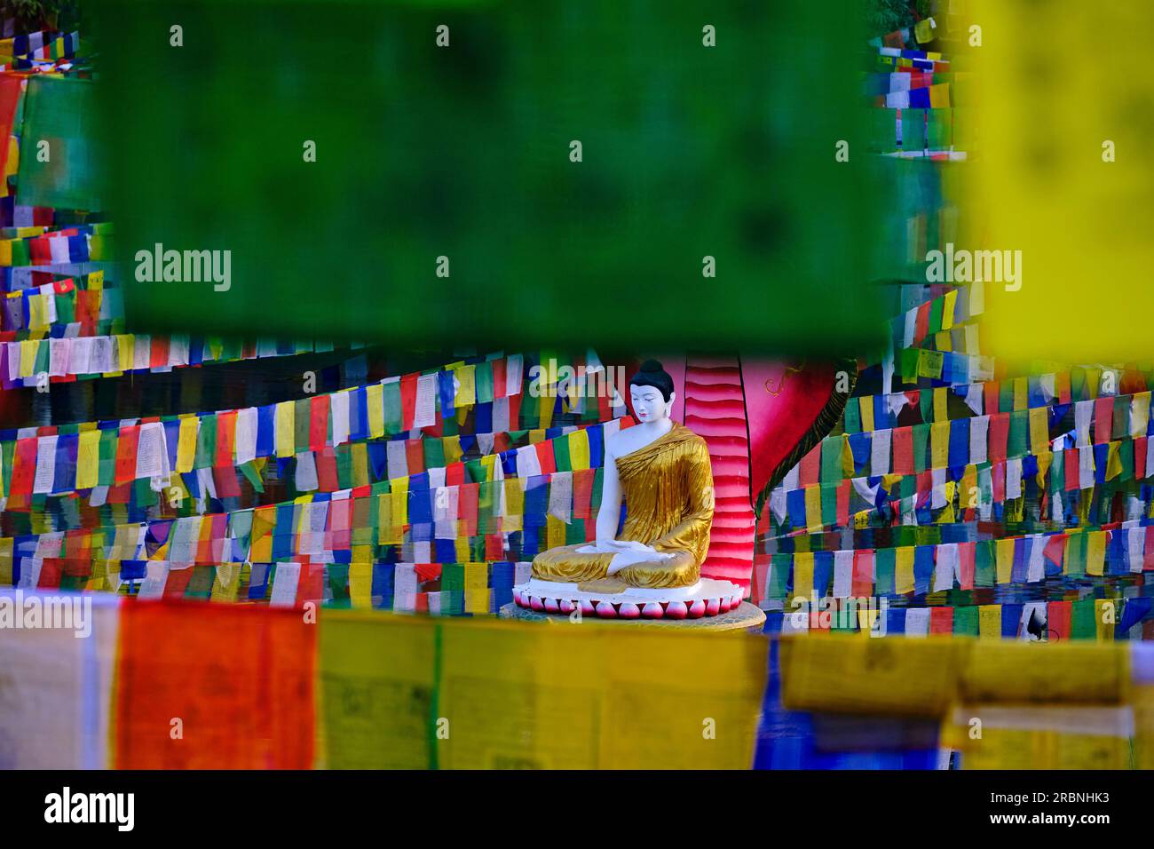 Indien, Bihar, Bodhgaya, UNESCO World Heriatge, Mahabodhi-Tempel, Gebetsflaggen und buddha-Statue Stockfoto