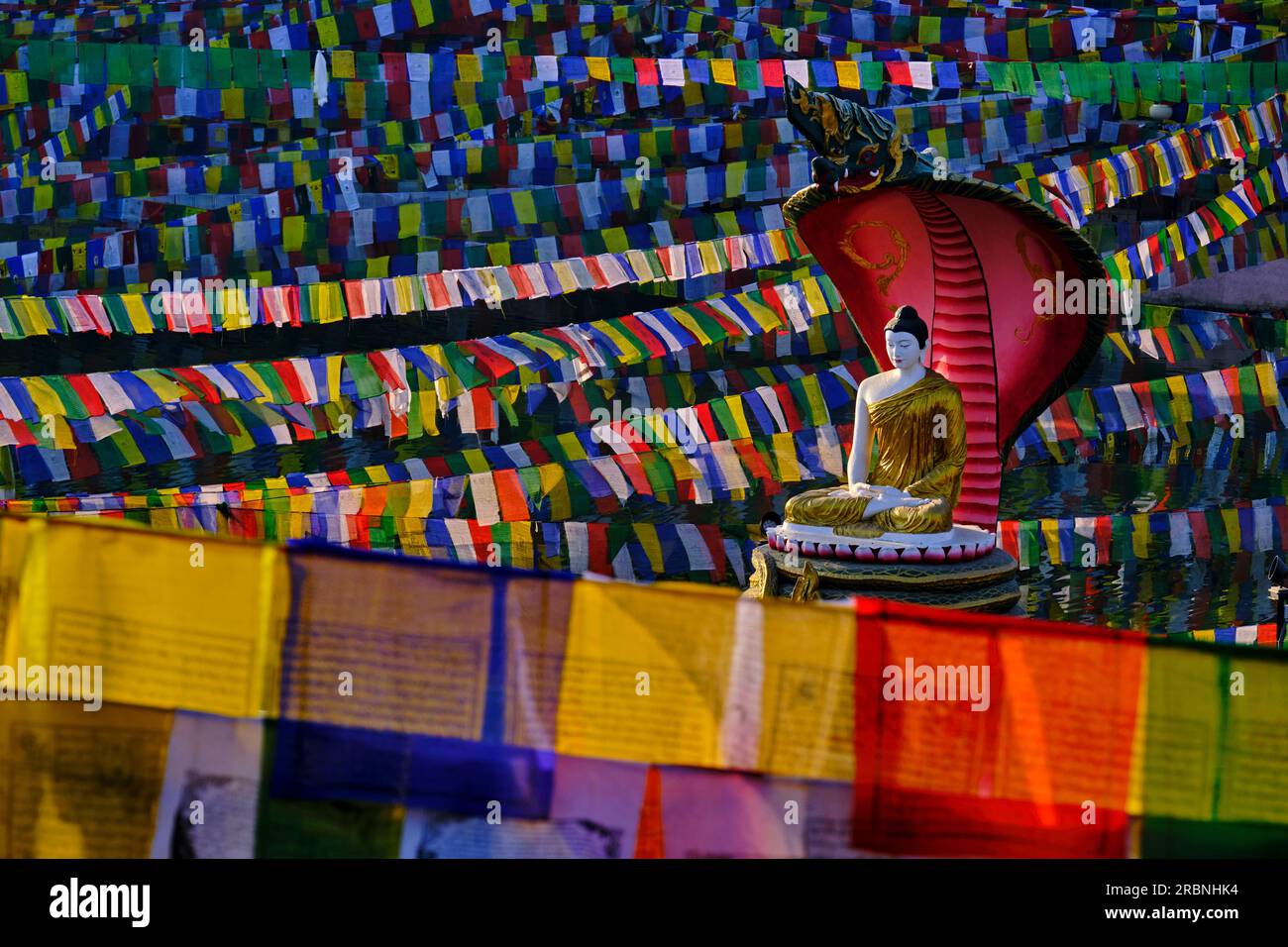 Indien, Bihar, Bodhgaya, UNESCO World Heriatge, Mahabodhi-Tempel, Gebetsflaggen und buddha-Statue Stockfoto