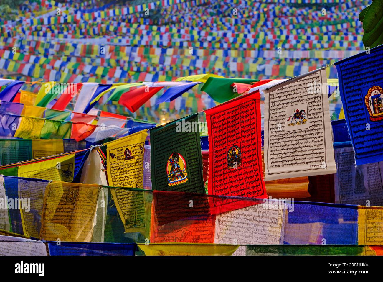 Indien, Bihar, Bodhgaya, UNESCO World Heriatge, Mahabodhi-Tempel, Gebetsflaggen und buddha-Statue Stockfoto