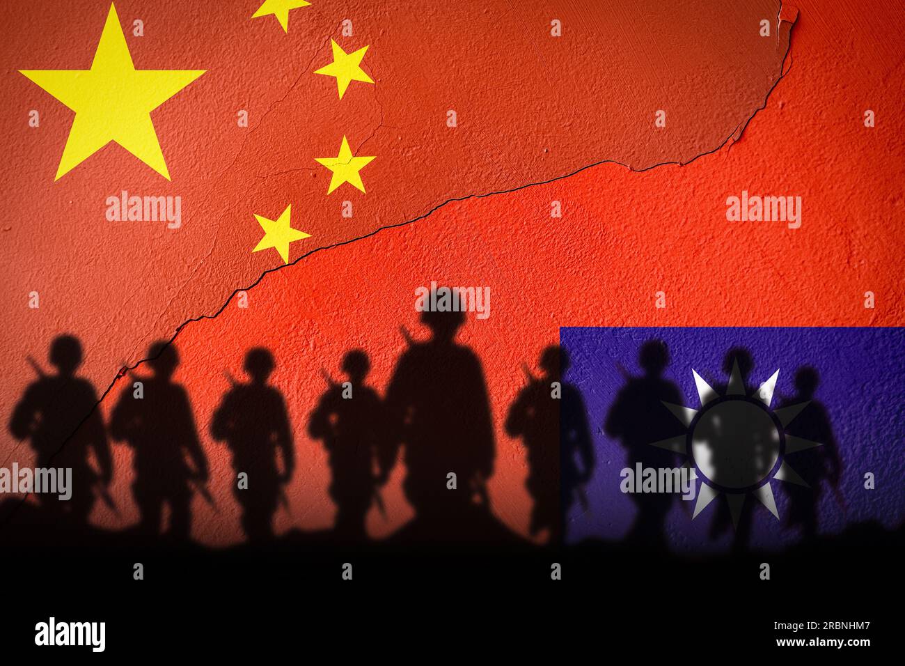 Chinesische und taiwanische Flaggen auf einer Betonwand mit Soldatenschatten Stockfoto