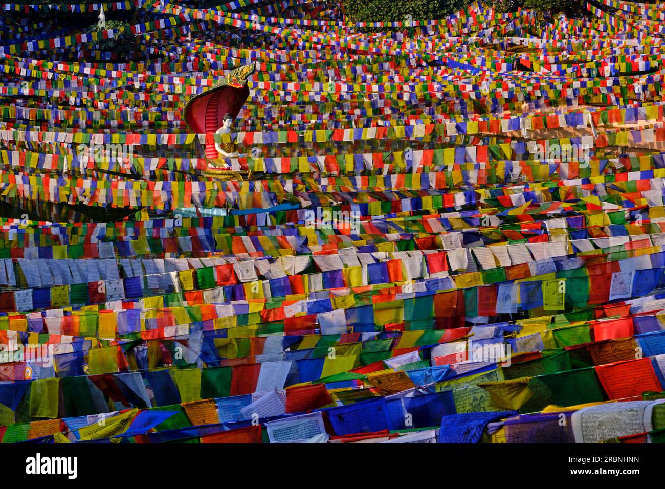 Indien, Bihar, Bodhgaya, UNESCO World Heriatge, Mahabodhi-Tempel, Gebetsflaggen und buddha-Statue Stockfoto