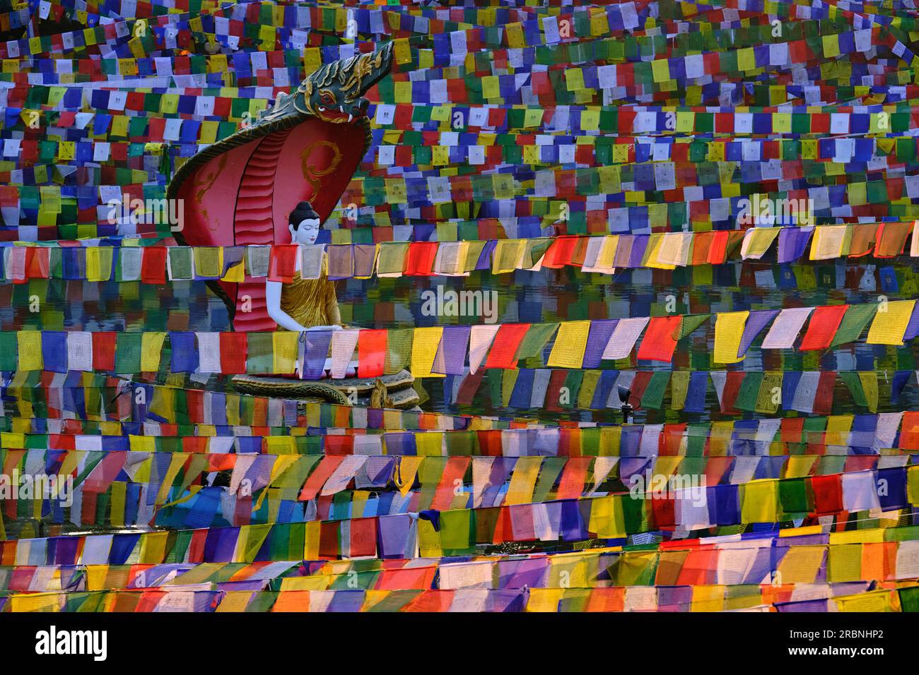 Indien, Bihar, Bodhgaya, UNESCO World Heriatge, Mahabodhi-Tempel, Gebetsflaggen und buddha-Statue Stockfoto