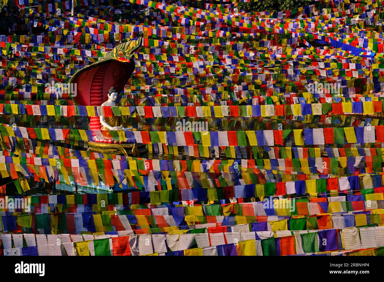 Indien, Bihar, Bodhgaya, UNESCO World Heriatge, Mahabodhi-Tempel, Gebetsflaggen und buddha-Statue Stockfoto