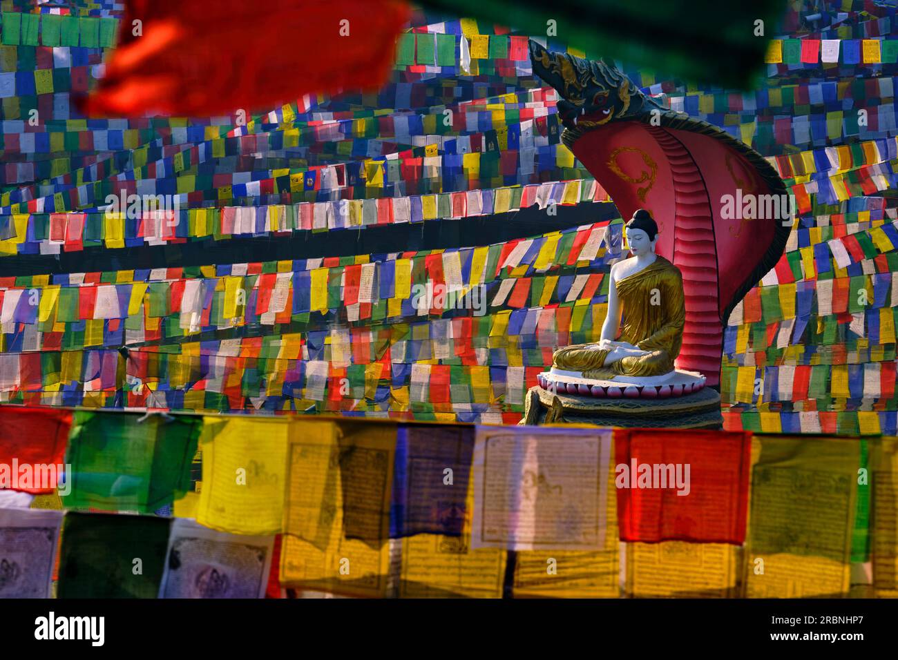 Indien, Bihar, Bodhgaya, UNESCO World Heriatge, Mahabodhi-Tempel, Gebetsflaggen und buddha-Statue Stockfoto