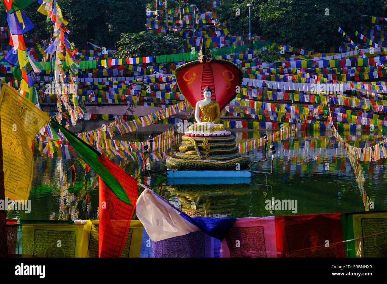 Indien, Bihar, Bodhgaya, UNESCO World Heriatge, Mahabodhi-Tempel, Gebetsflaggen und buddha-Statue Stockfoto