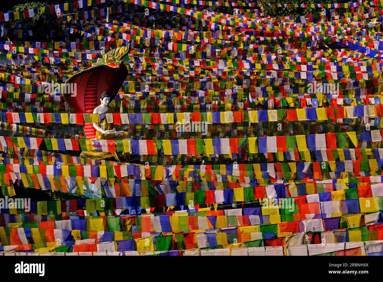 Indien, Bihar, Bodhgaya, UNESCO World Heriatge, Mahabodhi-Tempel, Gebetsflaggen und buddha-Statue Stockfoto