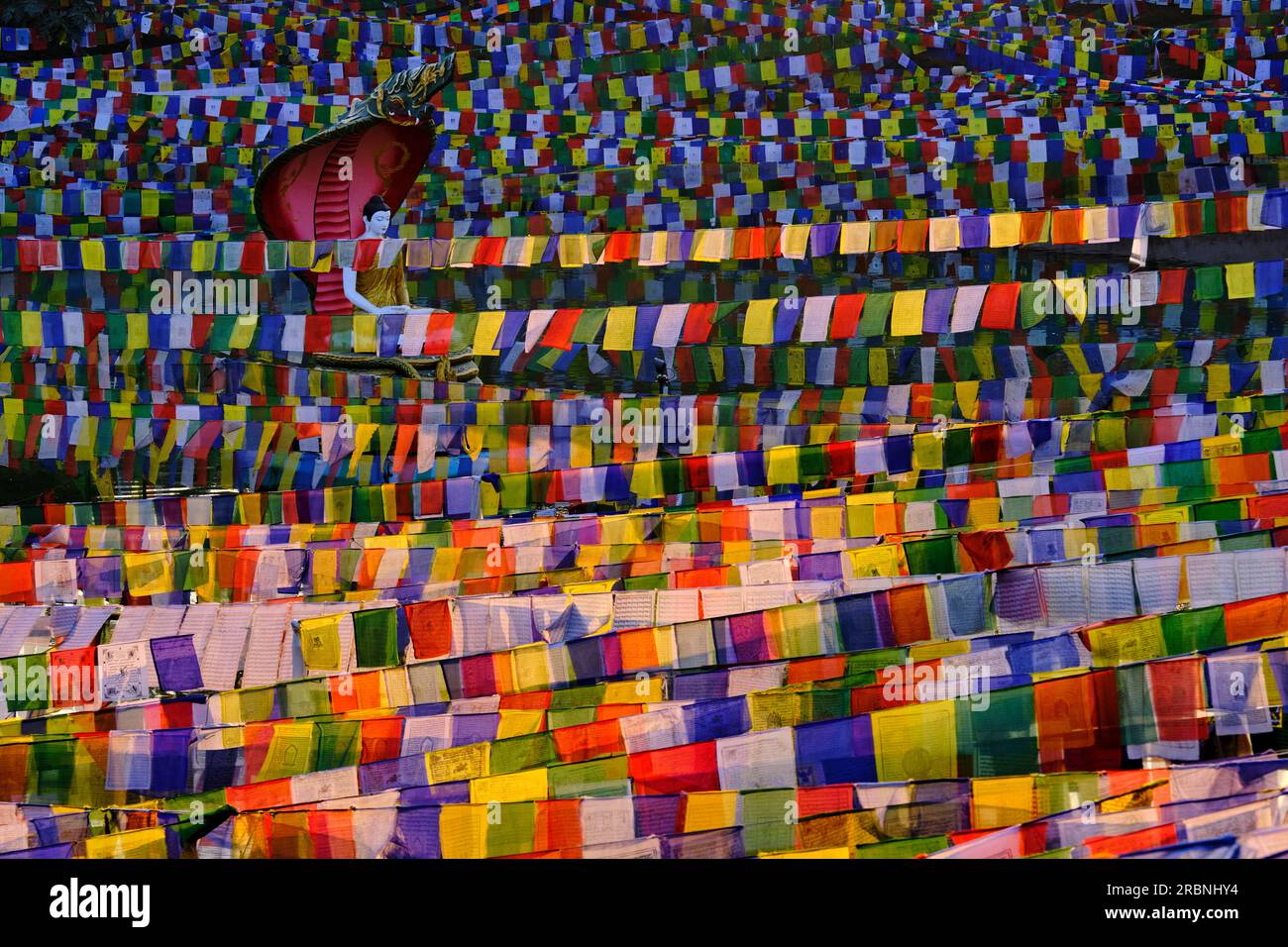 Indien, Bihar, Bodhgaya, UNESCO World Heriatge, Mahabodhi-Tempel, Gebetsflaggen und buddha-Statue Stockfoto