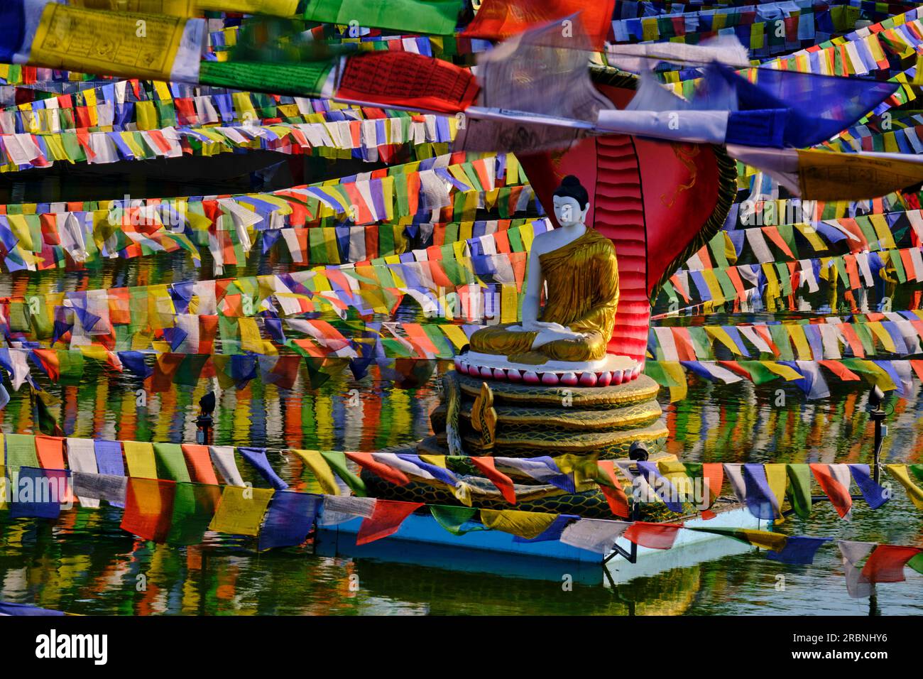 Indien, Bihar, Bodhgaya, UNESCO World Heriatge, Mahabodhi-Tempel, Gebetsflaggen und buddha-Statue Stockfoto