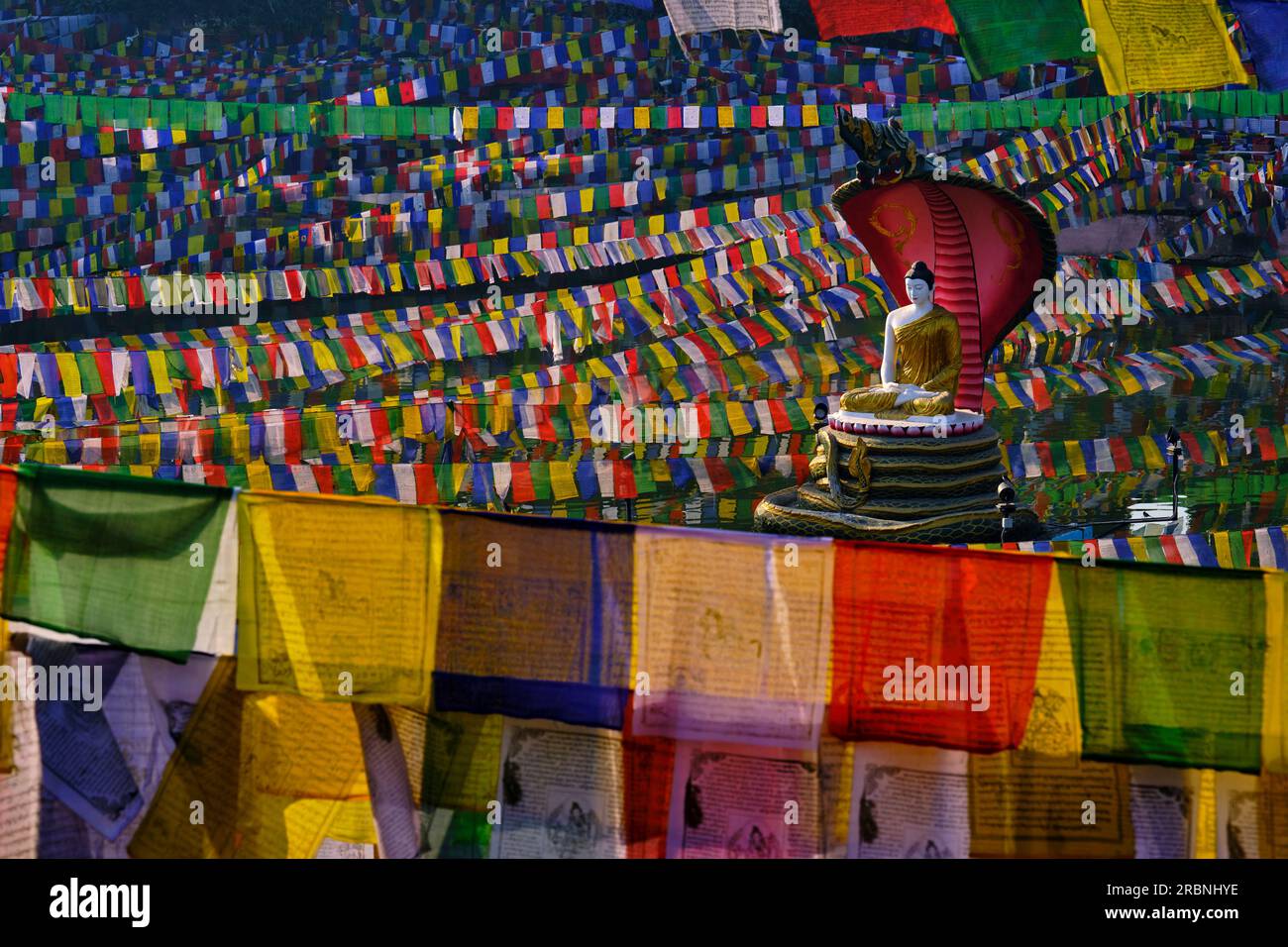 Indien, Bihar, Bodhgaya, UNESCO World Heriatge, Mahabodhi-Tempel, Gebetsflaggen und buddha-Statue Stockfoto