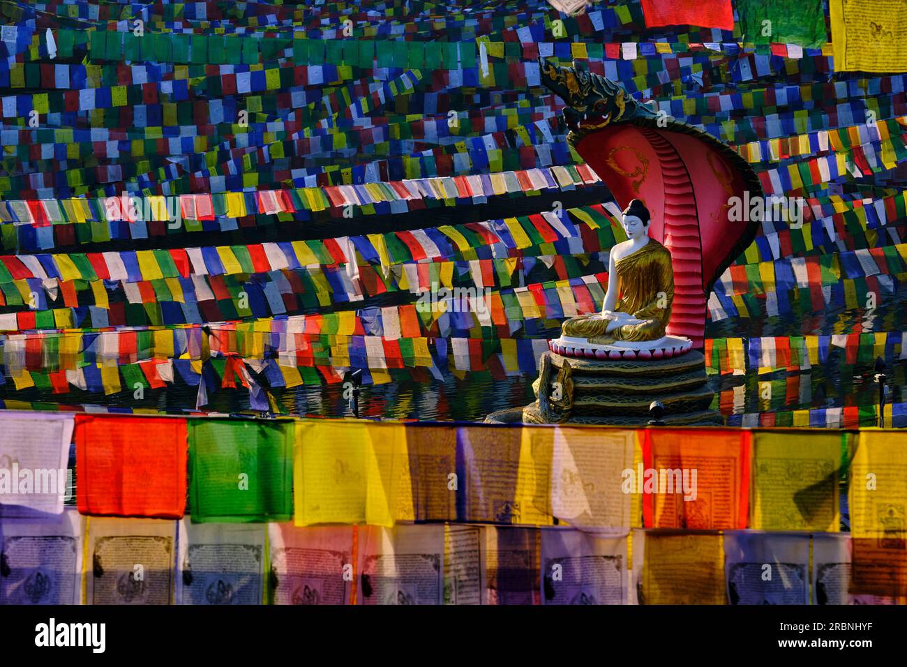 Indien, Bihar, Bodhgaya, UNESCO World Heriatge, Mahabodhi-Tempel, Gebetsflaggen und buddha-Statue Stockfoto