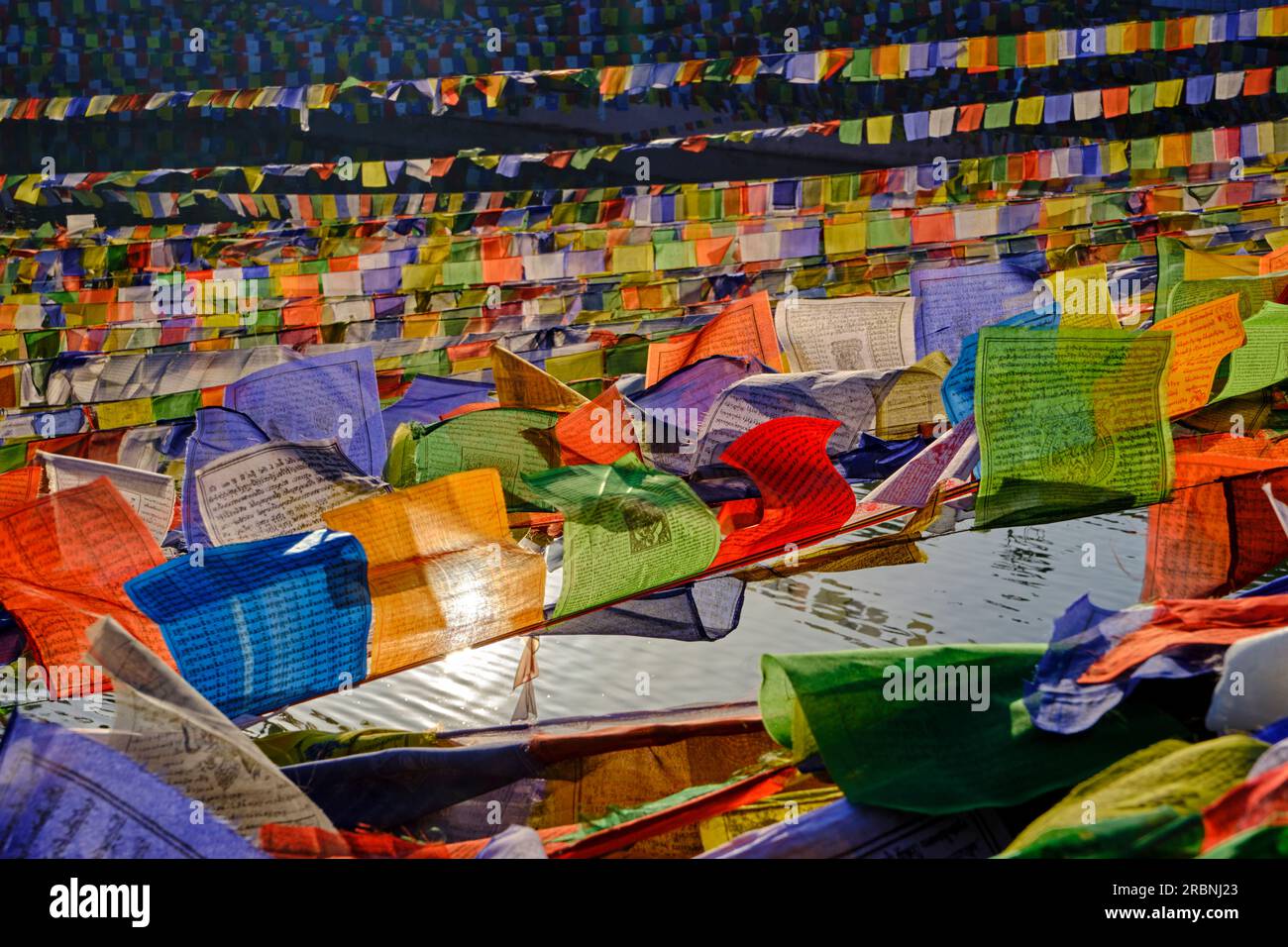 Indien, Bihar, Bodhgaya, UNESCO World Heriatge, Mahabodhi-Tempel, Gebetsflaggen und buddha-Statue Stockfoto