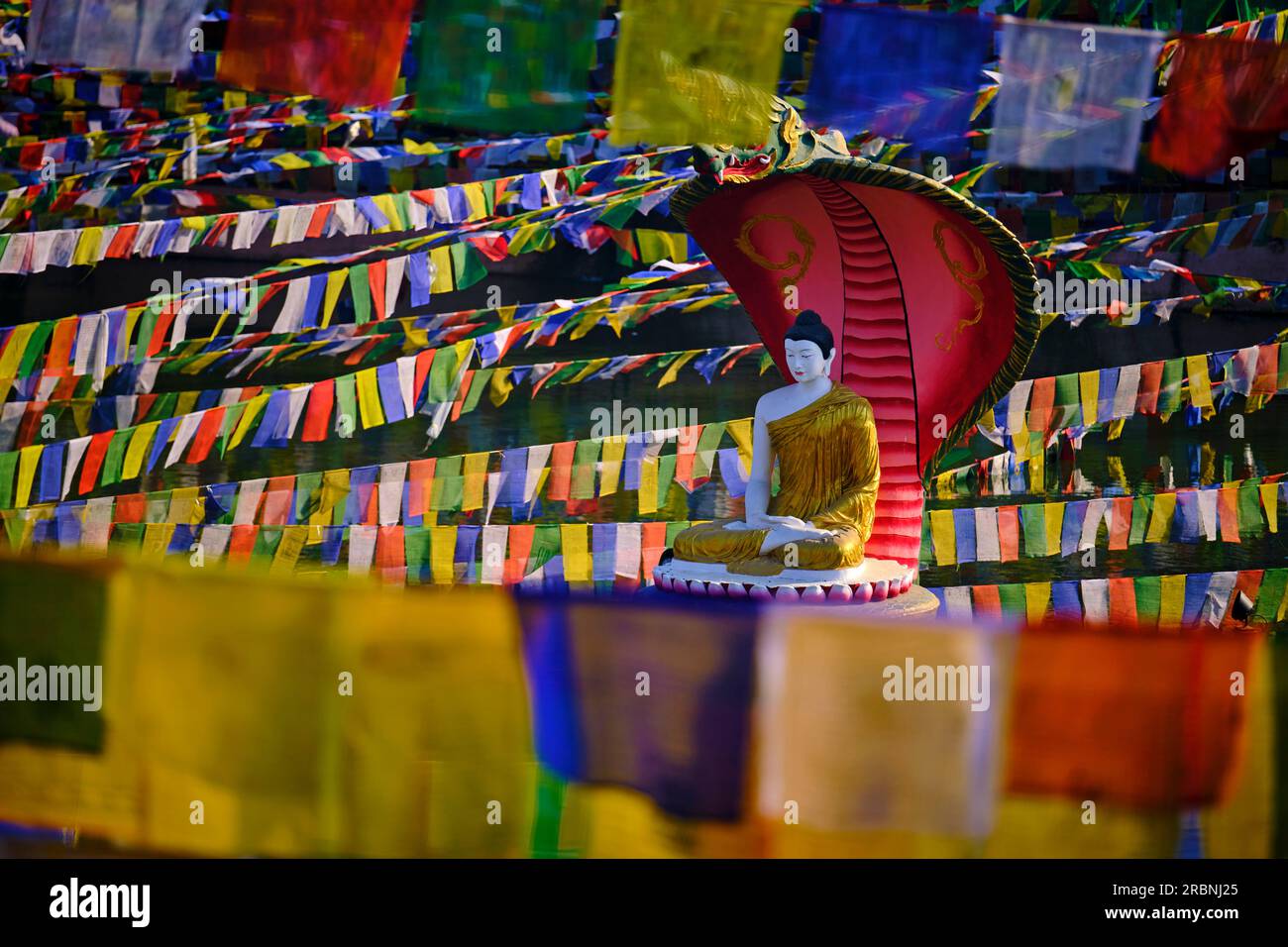 Indien, Bihar, Bodhgaya, UNESCO World Heriatge, Mahabodhi-Tempel, Gebetsflaggen und buddha-Statue Stockfoto