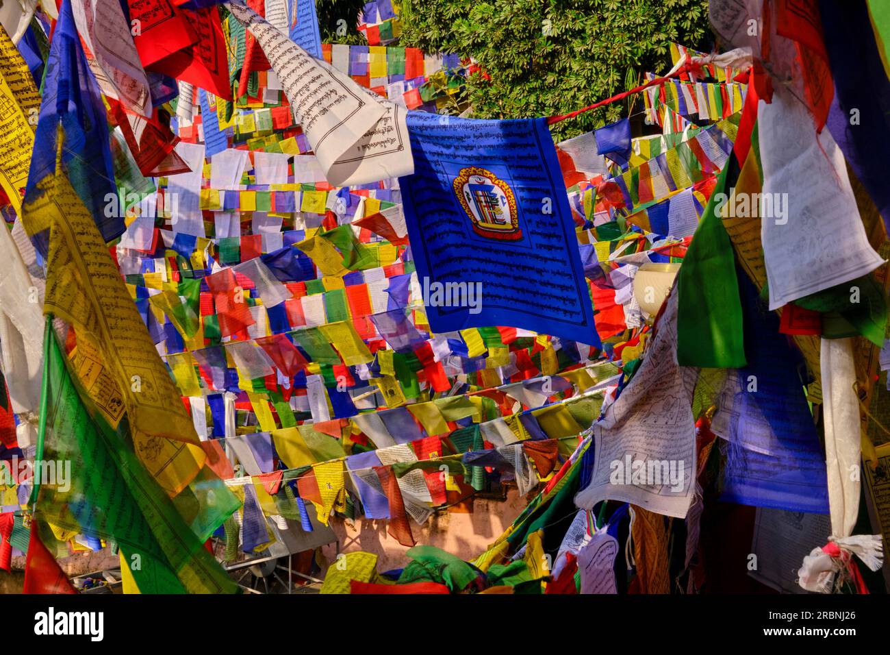 Indien, Bihar, Bodhgaya, UNESCO World Heriatge, Mahabodhi-Tempel, Gebetsflaggen und buddha-Statue Stockfoto