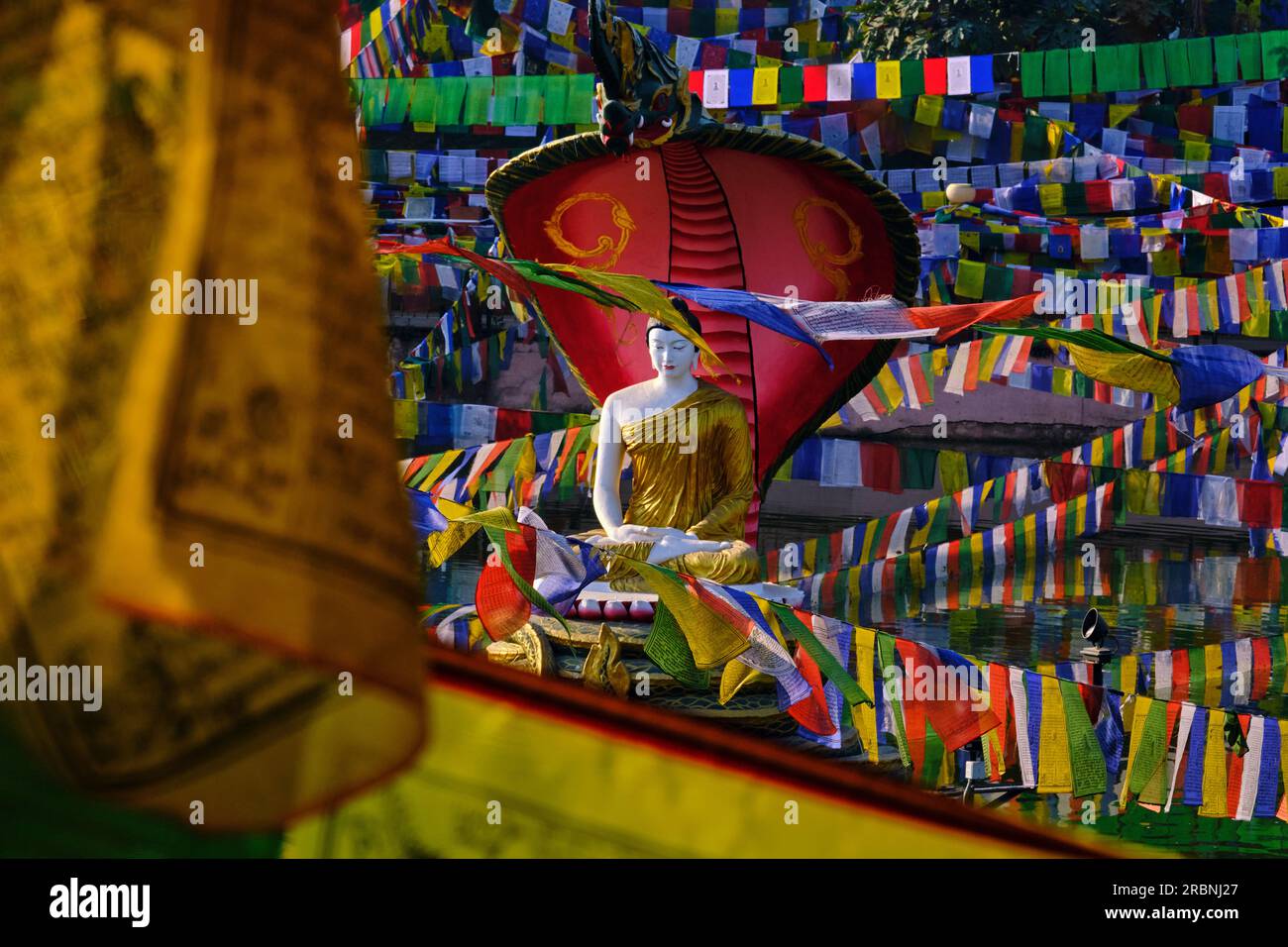 Indien, Bihar, Bodhgaya, UNESCO World Heriatge, Mahabodhi-Tempel, Gebetsflaggen und buddha-Statue Stockfoto