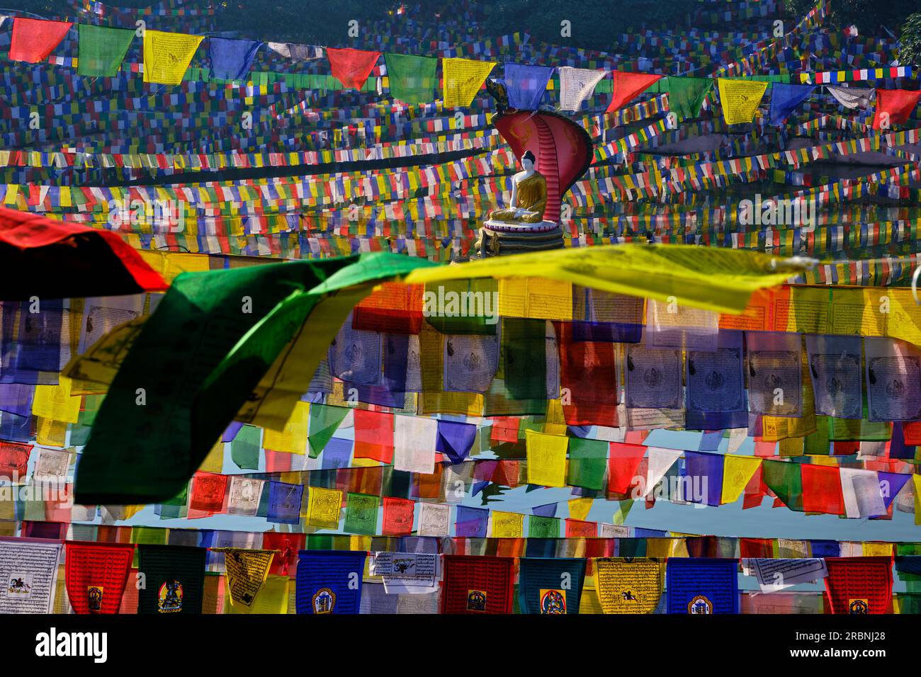 Indien, Bihar, Bodhgaya, UNESCO World Heriatge, Mahabodhi-Tempel, Gebetsflaggen und buddha-Statue Stockfoto