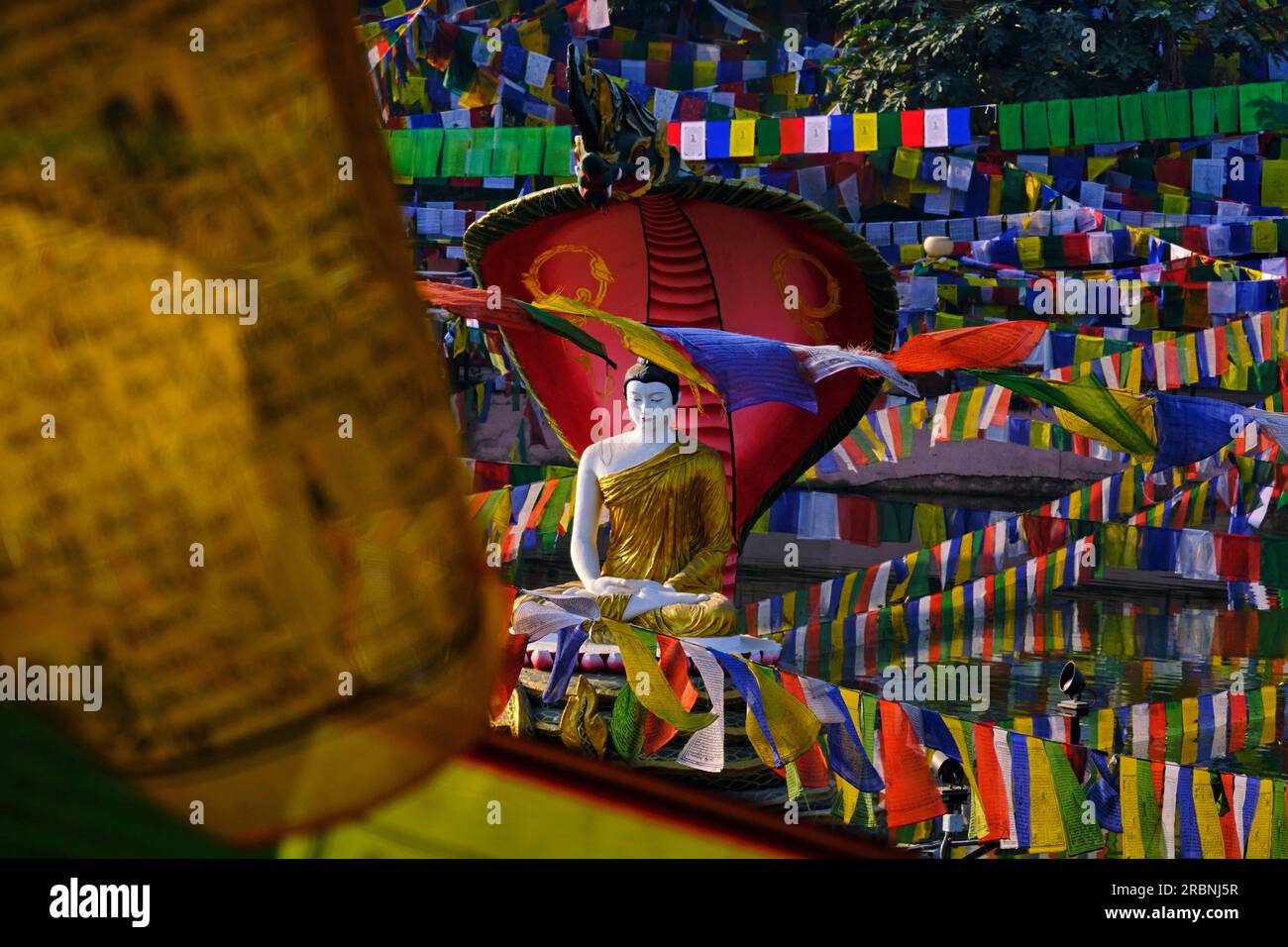 Indien, Bihar, Bodhgaya, UNESCO World Heriatge, Mahabodhi-Tempel, Gebetsflaggen und buddha-Statue Stockfoto