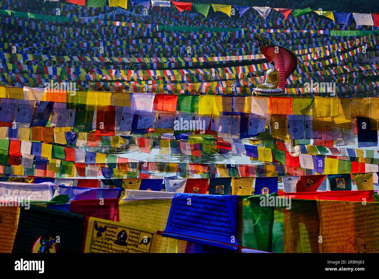 Indien, Bihar, Bodhgaya, UNESCO World Heriatge, Mahabodhi-Tempel, Gebetsflaggen und buddha-Statue Stockfoto