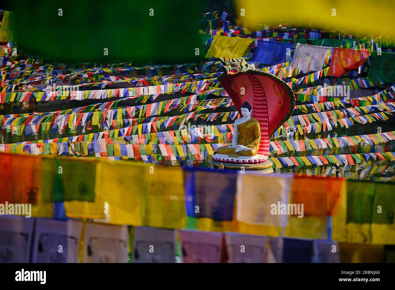 Indien, Bihar, Bodhgaya, UNESCO World Heriatge, Mahabodhi-Tempel, Gebetsflaggen und buddha-Statue Stockfoto