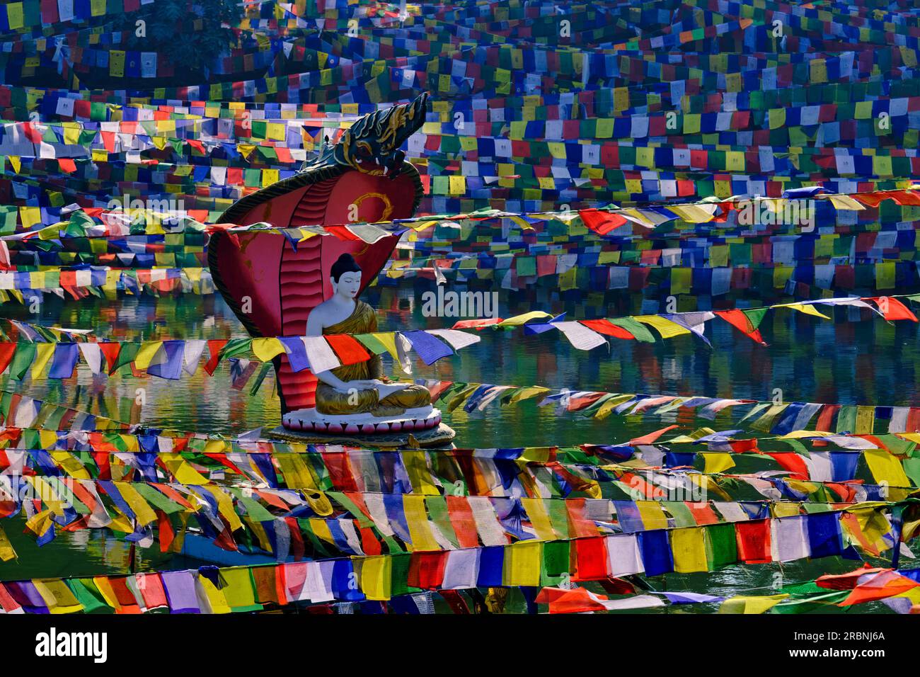 Indien, Bihar, Bodhgaya, UNESCO World Heriatge, Mahabodhi-Tempel, Gebetsflaggen und buddha-Statue Stockfoto